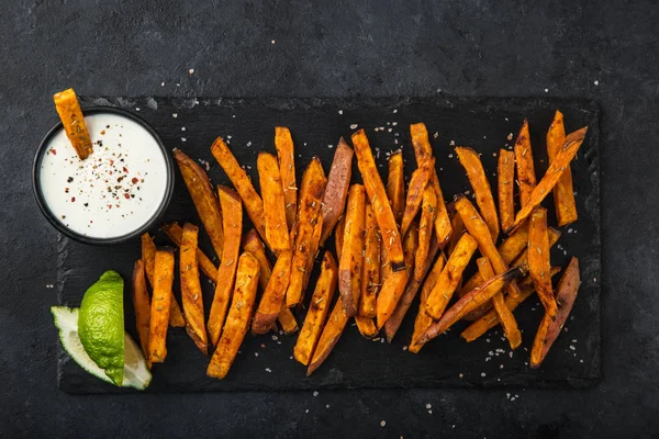 Batata asada con pimentón ahumado servido con yogur de ajo — Foto de Stock