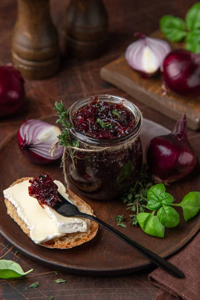 Červená cibulová marmeláda (konfitura) ve sklenici — Stock fotografie