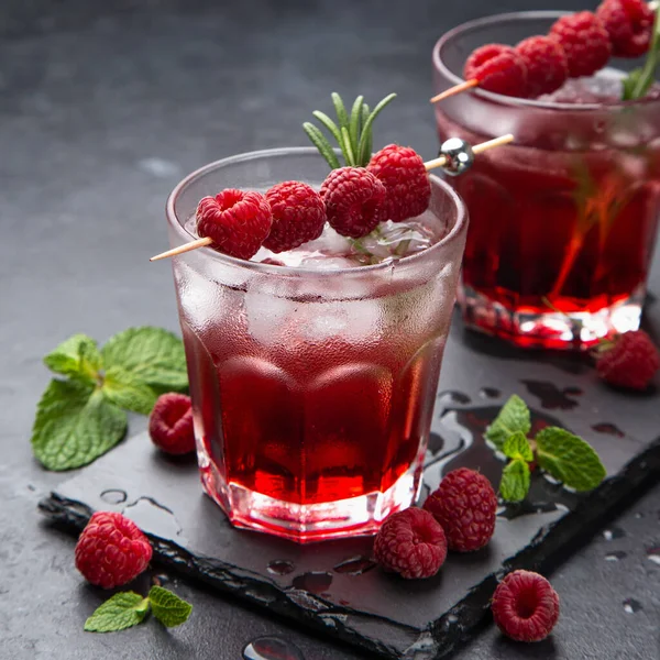 Cocktail framboise avec glace et baies fraîches — Photo