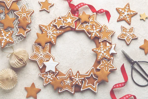 Couronne de biscuits au pain d'épice et décorations de Noël — Photo
