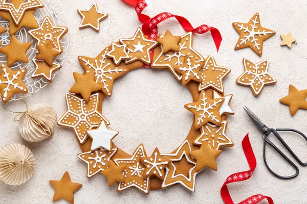 Couronne de biscuits au pain d'épice et décorations de Noël — Photo