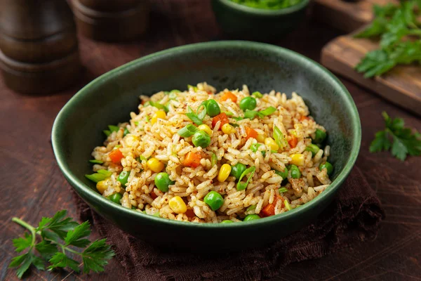 Смажений рис з овочами в зеленій мисці — стокове фото