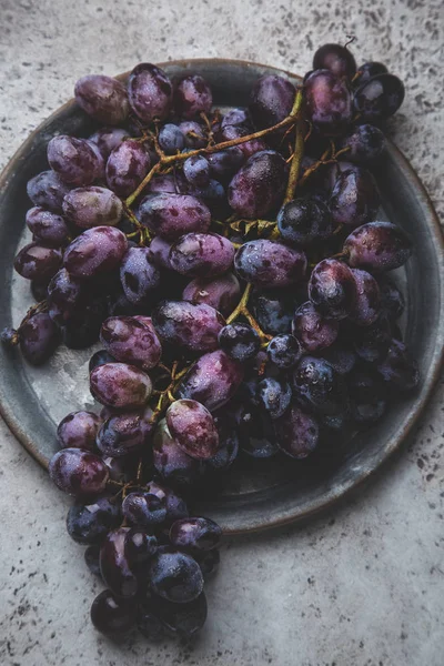 老式金属板上的新鲜葡萄 — 图库照片