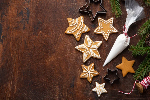 Decoración galletas de jengibre de Navidad, mesa de madera vieja. Chr. — Foto de Stock