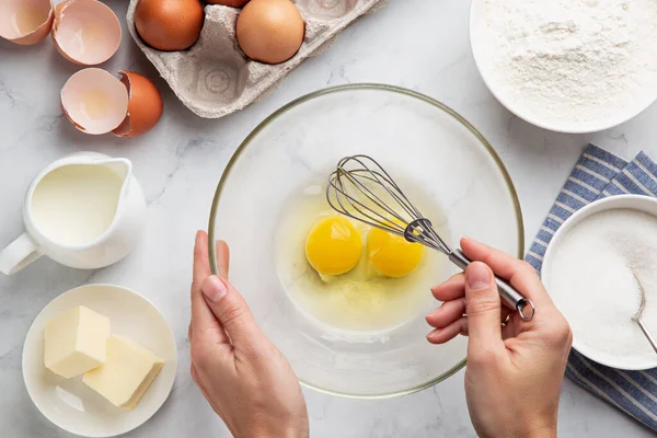 Крупним планом жіночі руки збивають яйця. приготування торта — стокове фото
