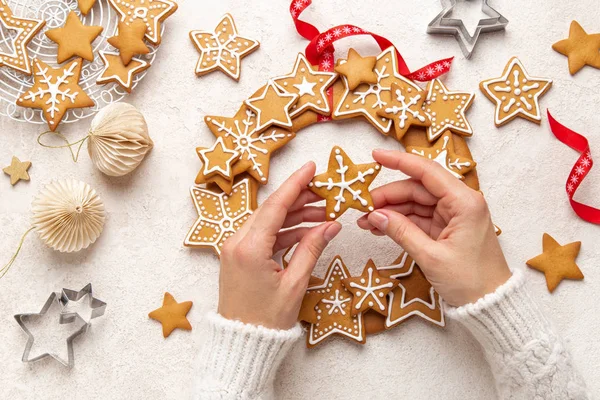 Närbild av kvinnliga händer dekorera jul pepparkaka kock — Stockfoto