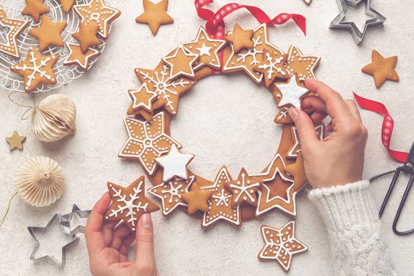 Close up of female hands and Christmas   Gingerbread cookies wre — Stock Photo, Image