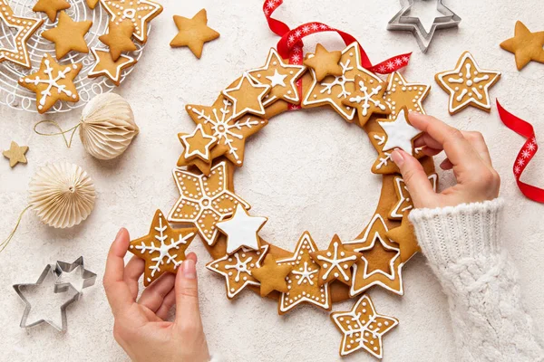 Gros plan des mains féminines et des biscuits au pain d'épice de Noël wre — Photo