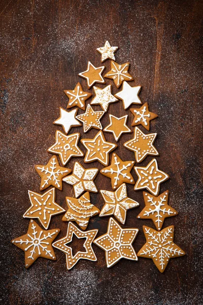 Árbol de Navidad hecho de galletas de jengibre, mesa de madera vieja w — Foto de Stock