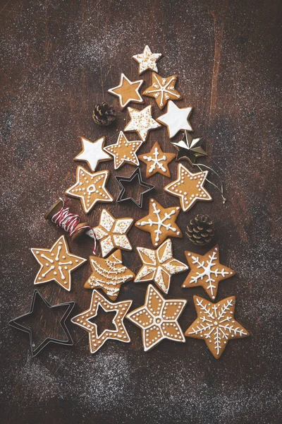 Arbre de Noël à base de biscuits au pain d'épice, moisissure, cônes de pin a — Photo