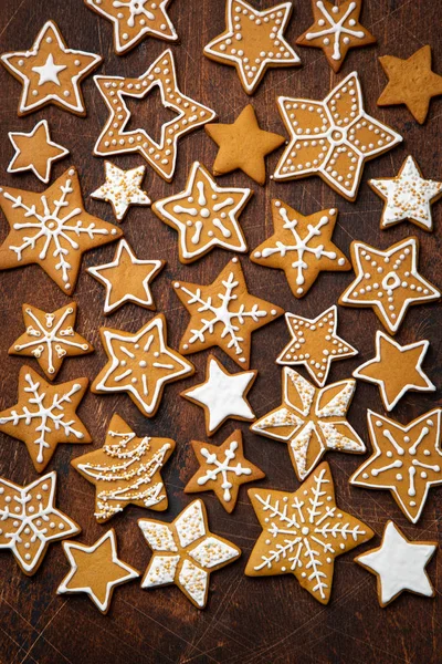 Weihnachten selbst gebackene Lebkuchen auf Holztisch — Stockfoto