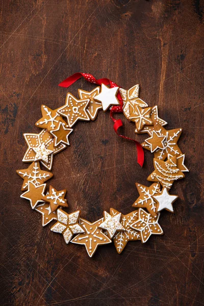 Christmas Gingerbread cookies wreath on old wooden table — Stock Photo, Image