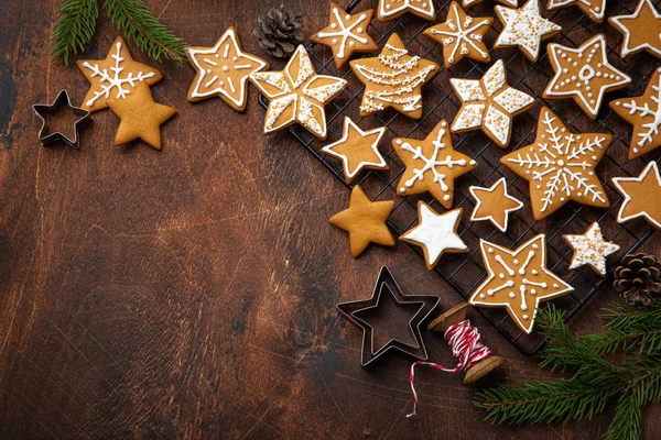 Biscoitos de gengibre de Natal na velha mesa de madeira — Fotografia de Stock