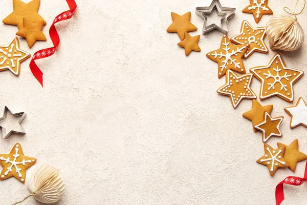 伝統的なジンジャーブレッドクッキーとクリスマスフードの背景 — ストック写真