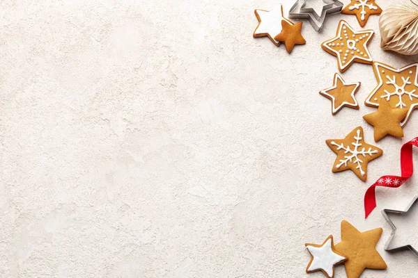 伝統的なジンジャーブレッドクッキーとクリスマスフードの背景 — ストック写真