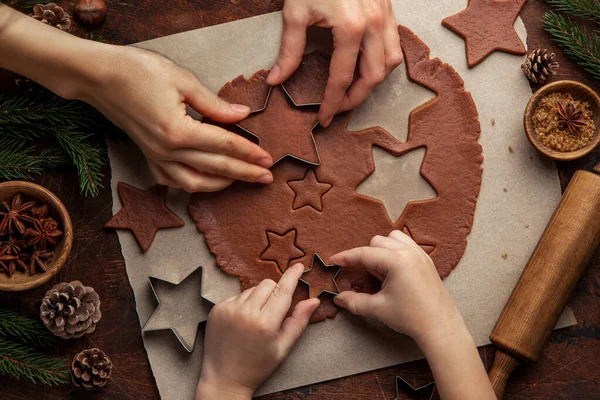 Panadería de Navidad y Año Nuevo. Primer plano de niños y manos femeninas — Foto de Stock