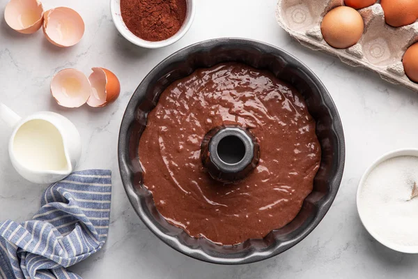 Chocolate bundt cake ready to bake — Stock Photo, Image