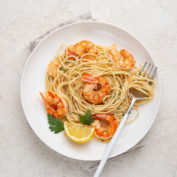 Lemon and garlic shrims spaghetti pasta on white plate — Stock Photo, Image