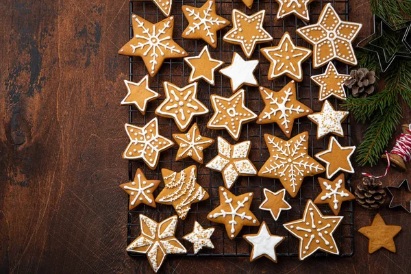 Домашнє різдвяне імбирне печиво на старому дерев'яному столі — стокове фото