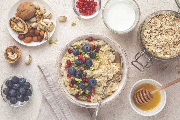 Gesundes Frühstück. Haferbrei mit frischen Beeren, Nüssen und Äpfeln — Stockfoto