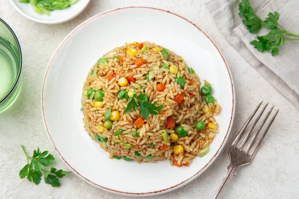 Arroz frito com legumes em prato branco — Fotografia de Stock