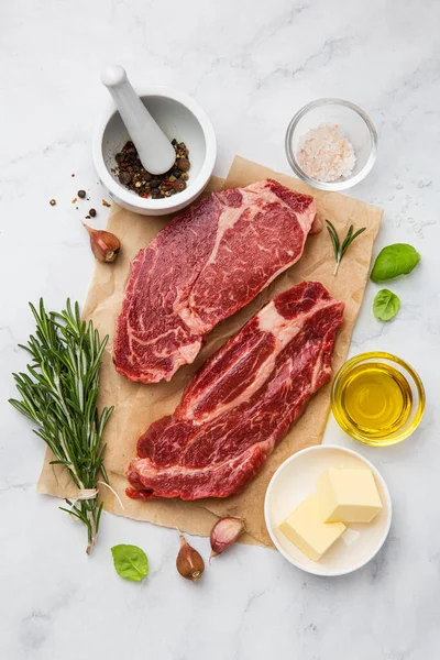 Bifes frescos de carne crua com ingredientes — Fotografia de Stock