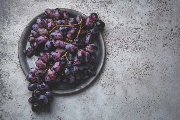 Fresh grape on vintage metal plate — Stock Photo, Image