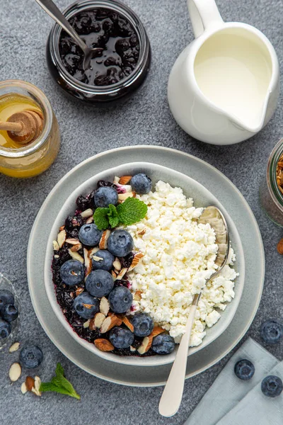 Cottage cheese with fresh berry, nuts and honey — Stock Photo, Image