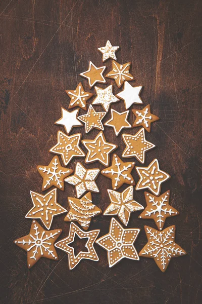 Arbre de Noël en biscuits au pain d'épice, vieille table en bois — Photo