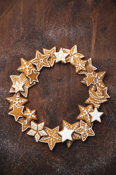 Christmas Gingerbread cookies wreath on old wooden table — Stock Photo, Image