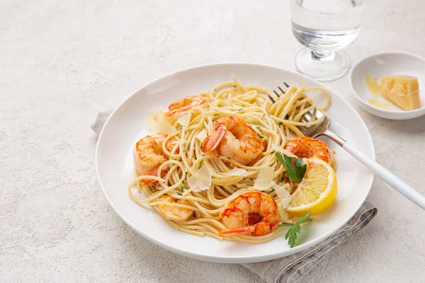 Shrims de limón y ajo pasta de espaguetis en plato blanco —  Fotos de Stock