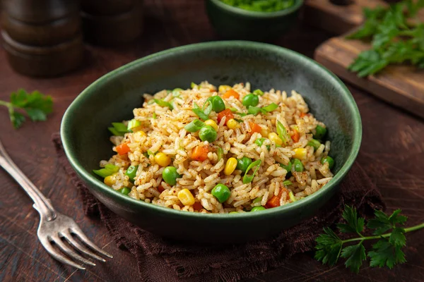 Fried rice with vegetables in green bowl — Stock Photo, Image