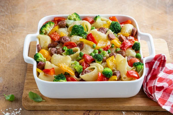 Verdure Forno Salsicce Lumaconi Pasta Teglia Bianca Fondo Legno Fuoco — Foto Stock