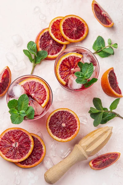 Bloed Oranje Cocktail Met Ijs Verse Munt Bovenaanzicht Roze Achtergrond — Stockfoto