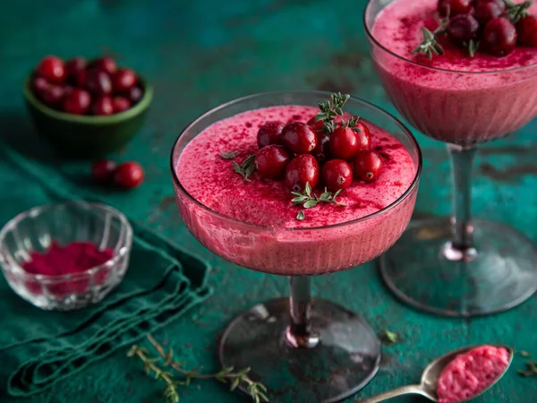 Mousse Cranberry Sobremesa Vidro Servido Com Frutas Frescas Tomilho Fundo — Fotografia de Stock