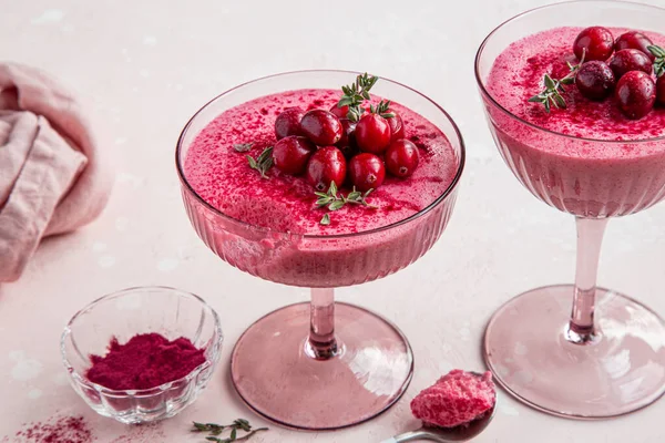 Κράνμπερι Μους Επιδόρπιο Ποτήρι Σερβίρεται Φρέσκο Μούρο Και Θυμάρι Ροζ — Φωτογραφία Αρχείου