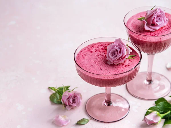 Delizioso Dessert Mousse Bacche Vetro Sfondo Rosa Messa Fuoco Selettiva — Foto Stock
