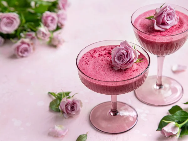 杯中美味的浆果慕斯 情人节的节日甜点 粉色背景 有选择的焦点 — 图库照片