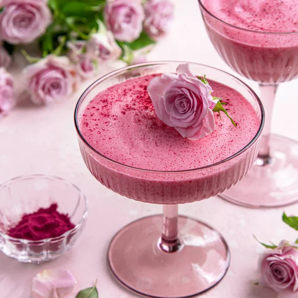 Deliziosa Mousse Bacche Vetro Dessert Festivo San Valentino Sfondo Rosa — Foto Stock