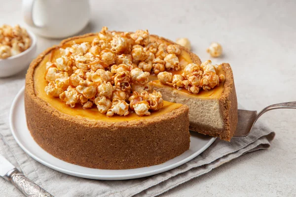 Läcker Kolasås Cheesecake Med Popcorn Och Saltad Kolasås Vit Bakgrund — Stockfoto