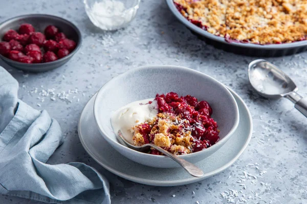 Köstliche Kirschkrümelkuchen Serviert Mit Vanilleeis Schüssel Selektiver Fokus — Stockfoto