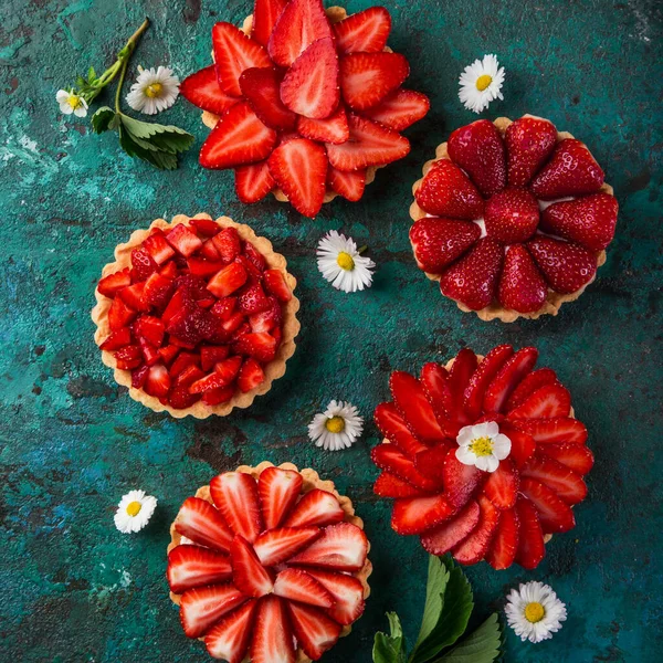 Deliciosa Tartaleta Fresa Sobre Fondo Verde Vista Superior Imagen Cuadrada — Foto de Stock