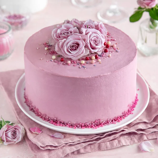 Świąteczne Różowe Ciasto Białym Stoisku Ciastami Ozdobione Świeżymi Różami Selektywna — Zdjęcie stockowe