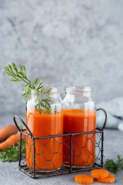 Свіжий Морквяний Сік Сірий Фон — стокове фото