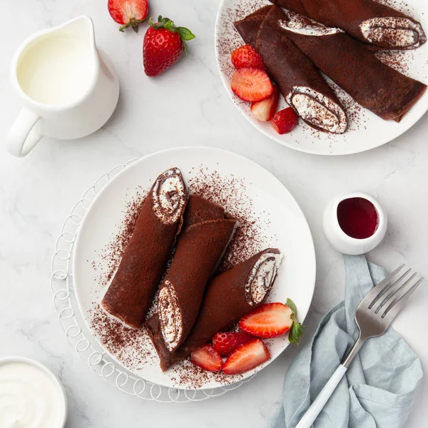 Schokoladen Crêpes Gefüllt Mit Ricotta Auf Weißem Teller Ansicht Von lizenzfreie Stockfotos