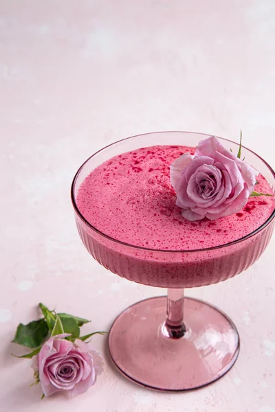 Köstliches Beerenmousse Dessert Glas Rosa Hintergrund Selektiver Fokus Stockfoto