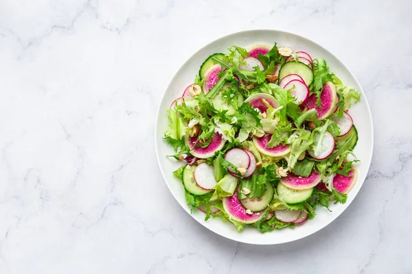 Salade Végétalienne Fraîche Radis Pastèque Concombre Sur Assiette Blanche Vue — Photo