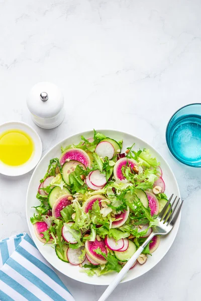 Färsk Vattenmelonrädisa Och Gurksallad Vit Tallrik Ovanifrån — Stockfoto