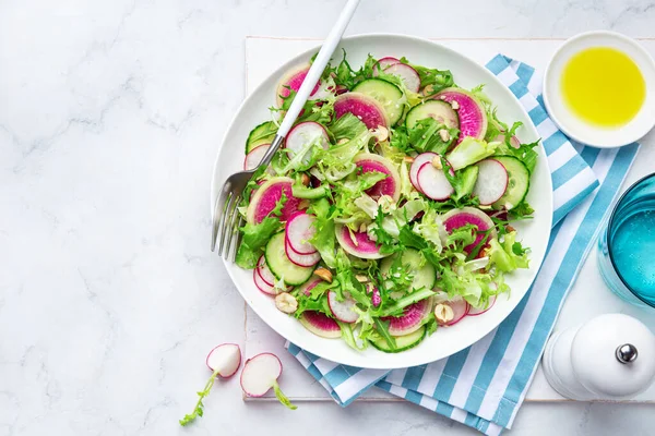 Salată Proaspătă Pepene Verde Castravete Placă Albă Vedere Sus Spațiu — Fotografie, imagine de stoc