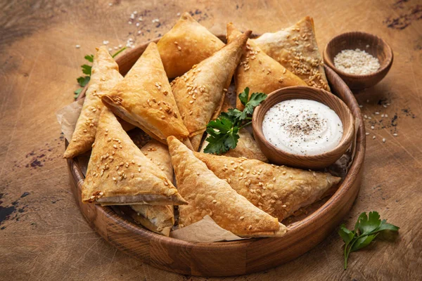 Pasties Samosa Recém Assados Com Carne Fundo Madeira Foco Seletivo — Fotografia de Stock